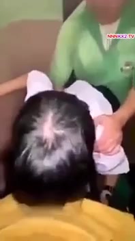 คลิปหลุดกลุ่มลับ ครูฝึกพละกับนักกีฬาชาย รุมนักเรียนหญิงในห้องน้ำโรงเรียน สลับกันเย็ดทีละคนจนสาวน้อยครางไม่หยุด สวิงกิ้งโหดๆ